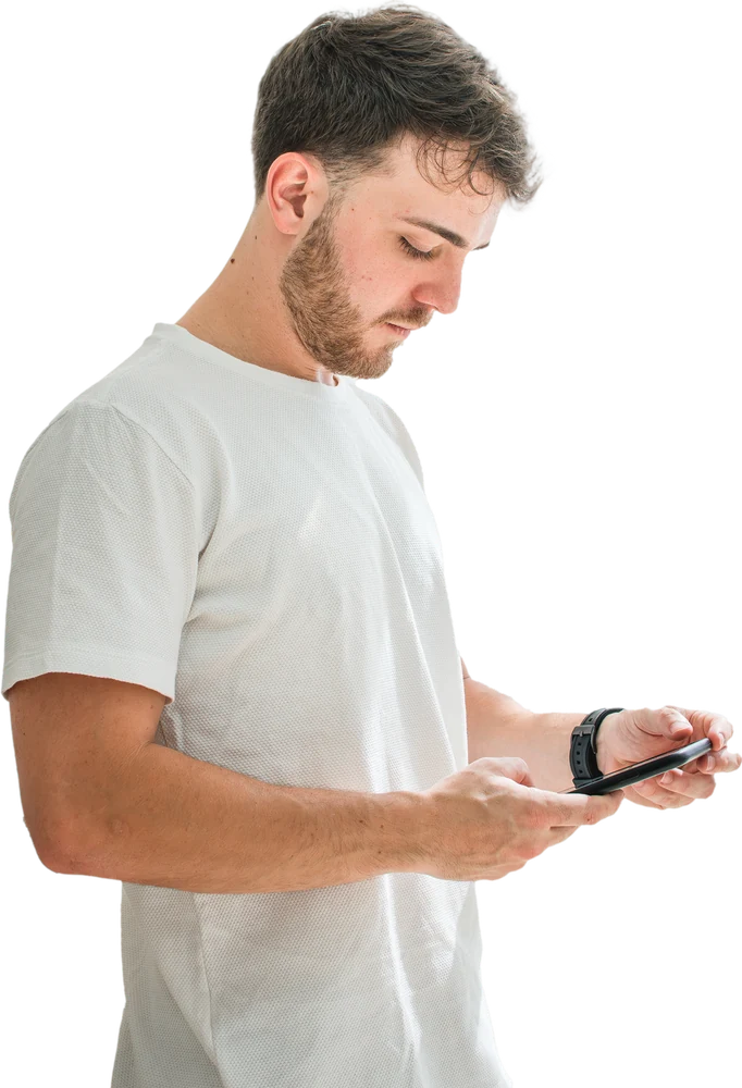 Eduardo Kalleb, de camiseta clara, olhando o celular
