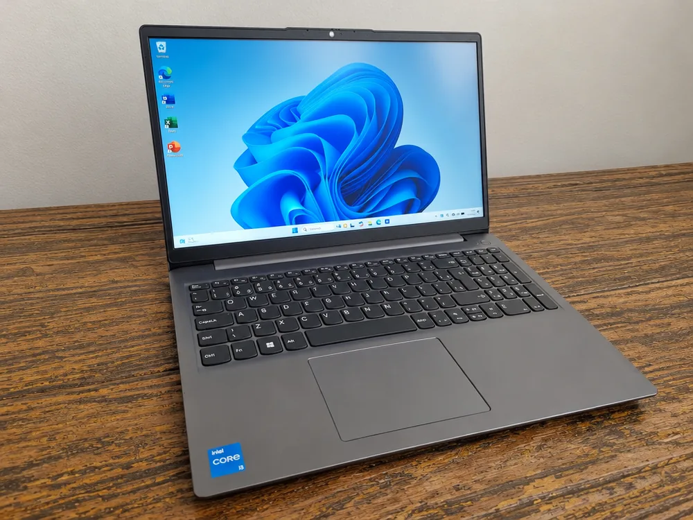 Notebook Lenovo i3 de 11ª geração aberto sobre mesa de madeira